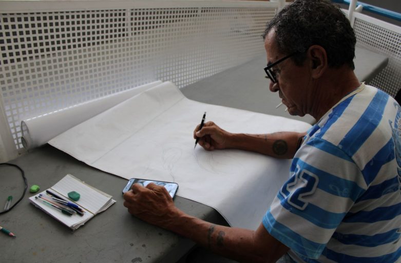 Artista utiliza espaço e recursos da Nave de Irajá para produzir pipas estilizadas