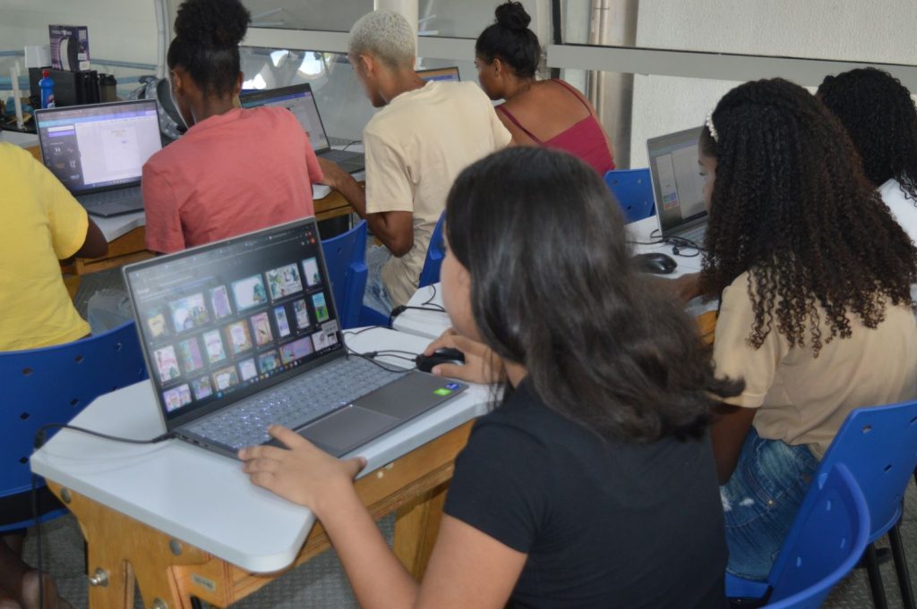 Alunos durante as aulas na Nave do Conhecimento — Foto: Camila Corrêa